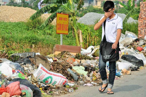 Sinh viên phải bịt mũi để đi qua bãi rác gây ô nhiễm