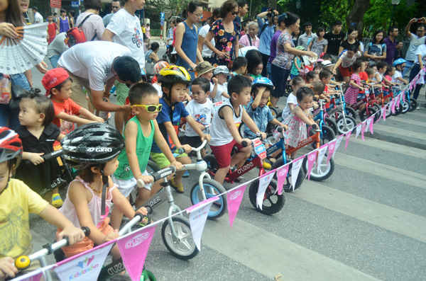 Ngày 25/9  nhiều bậc phụ huynh, cha mẹ cùng trẻ nhỏ đã có mặt tại khu vực tượng đài Lý Thái Tổ để cho con em mình tham gia vào một hoạt động khá sôi động, hấp dẫn. Theo đó, trẻ nhỏ sẽ được vào vai những tay đua xe đạp siêu hạng.