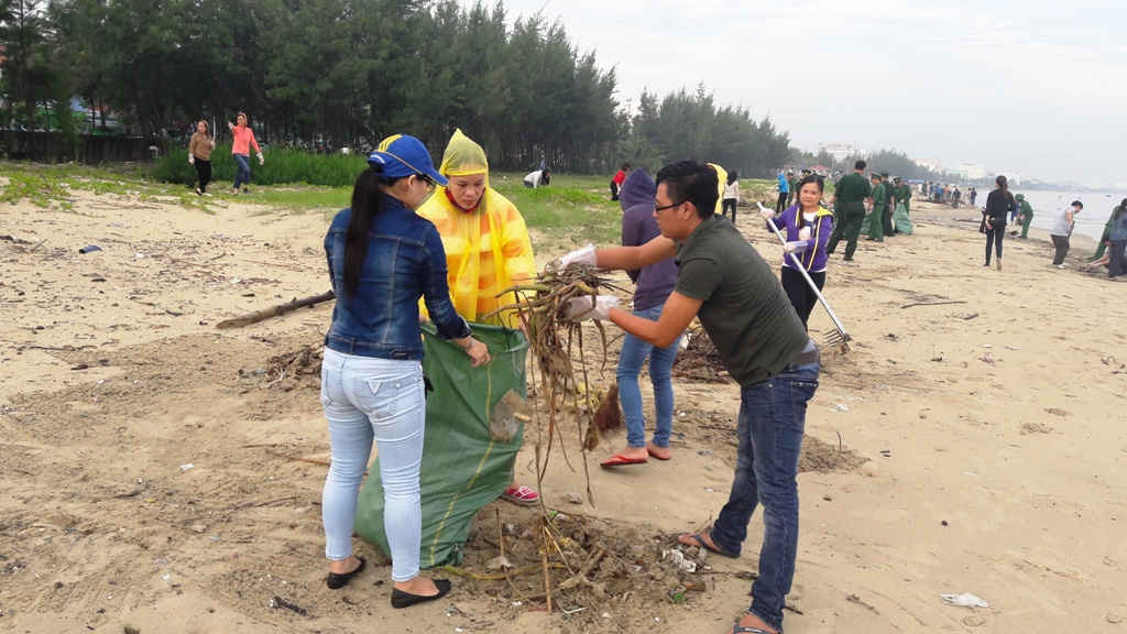UBND quận Thanh Khê huy động cán bộ, nhân dân các phường tiến hành dọn dẹp bãi biển Nguyễn Tất Thành
