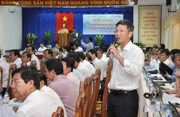 TS Nguyễn Văn Thắng - Viện trưởng Viện Khoa học Khí tượng thủy văn và Biến đổi khí hậu trình bày báo cáo Kịch bản BĐKH và nước biển dâng - tác động đến tài nguyên nước vùng ĐBSCL