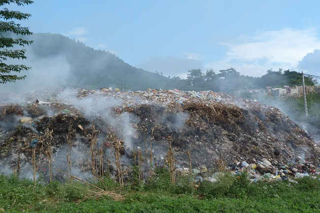 Khói đốt rác tại đây xả thẳng vào môi trường không khí quanh năm.