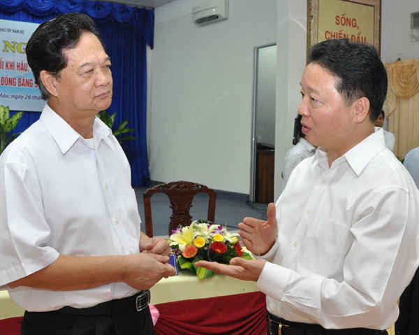 Nguyên Thủ tướng Chính phủ Nguyễn Tấn Dũng trao đổi với Bộ trưởng Bộ TN&MT Trần Hồng Hà tại Hội nghị. 