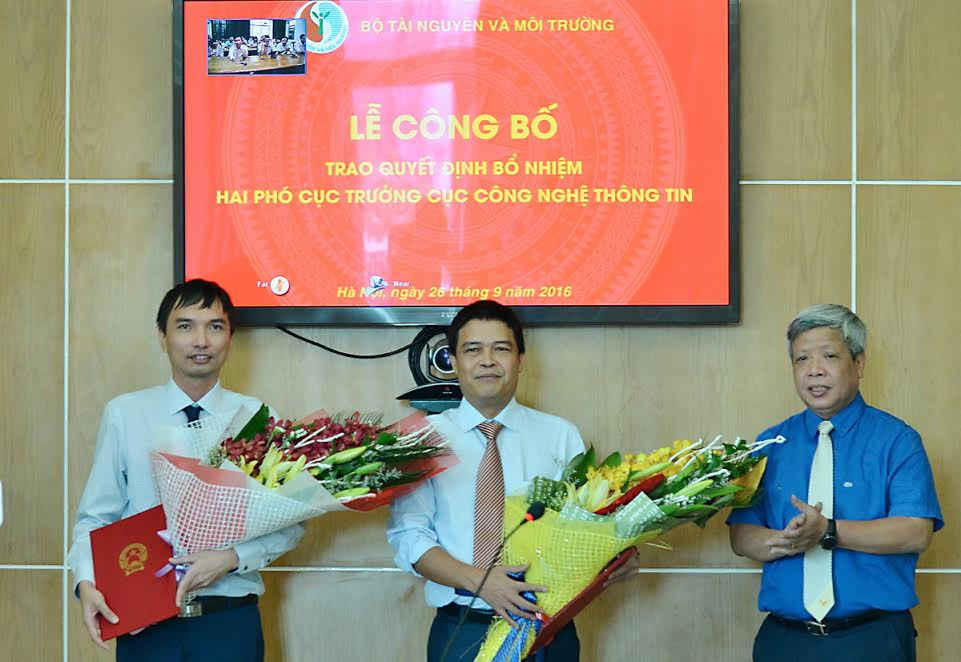 1. Thứ trưởng Nguyễn Linh Ngọc trao Quyết định bổ nhiệm Phó Cục trưởng Cục Công nghệ thông tin cho ông Trần Văn Đoài (ở giữa) và ông Nguyễn Bảo Trung (ngài cùng bên trái)