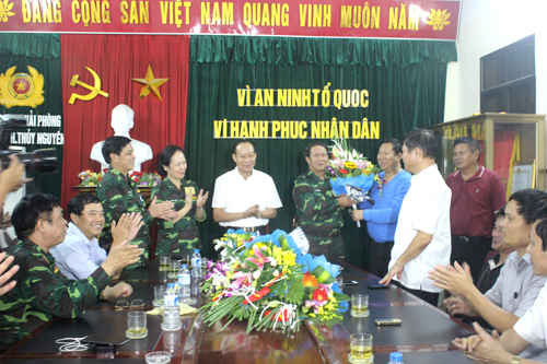 Thứ trưởng Bộ Công an Lê Quý Vương (áo trắng đứng giữa) cùng lãnh đạo TP Hải Phòng chúc mừng Ban chuyên án sau khi bắt được nghi phạm vụ thảm án - ảnh: Trọng Đức