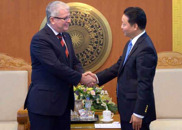 Bộ trưởng Trần Hồng Hà nhiệt liệt chào mừng ngài Đại sứ đến thăm và làm việc với Bộ Tài nguyên và Môi trường ngay khi nhận nhiệm vụ Đại sứ Australia tại Việt Nam. 