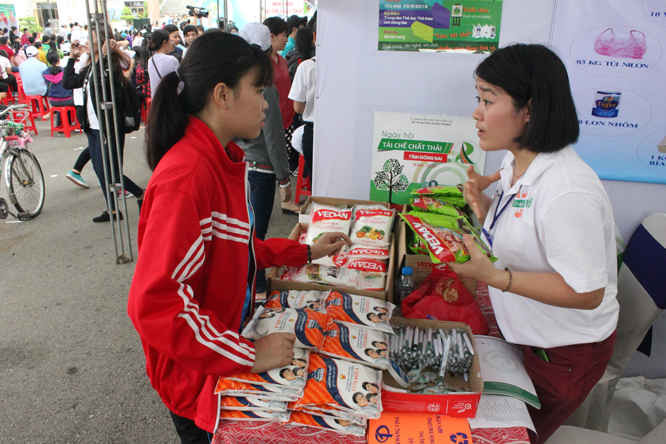  Vedan Việt Nam tham gia tặng quà cho người dân đổi chất thải tại Ngày hội Tái chế