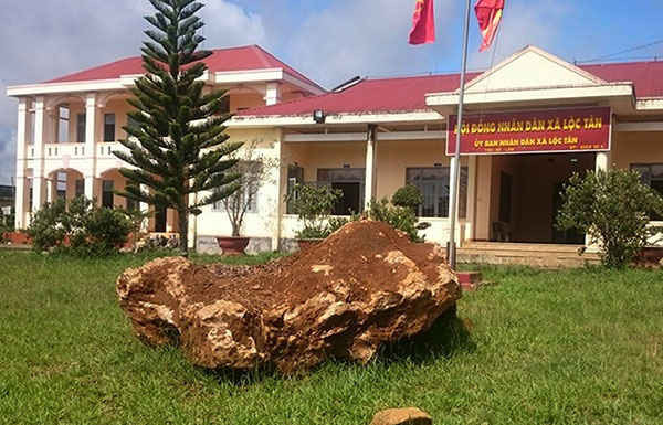 Tảng đá 20 tấn nghi đá quý đang được tạm giữ tại UBND xã Lộc Tân