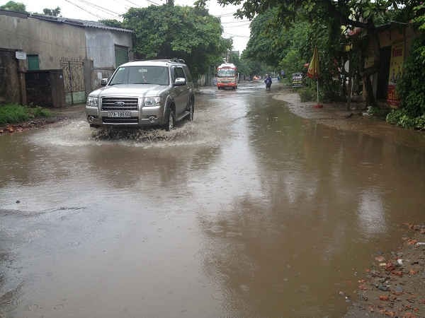 Vào mùa mưa, đoạn đường Nguyễn Duy Trinh đi qua khối Đông Lâm và Văn Trung của phường Hưng Dũng biến thành ao tù nước đọng