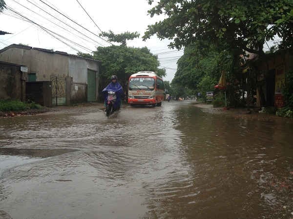 Vào mùa mưa, đoạn đường Nguyễn Duy Trinh đi qua khối Đông Lâm và Văn Trung của phường Hưng Dũng biến thành ao tù nước đọng