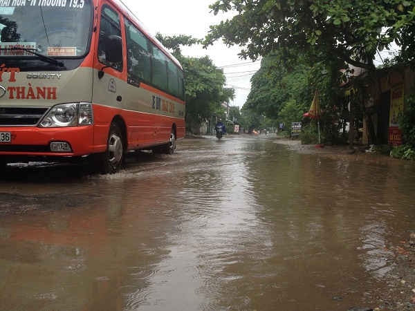 Vào mùa mưa, đoạn đường Nguyễn Duy Trinh đi qua khối Đông Lâm và Văn Trung của phường Hưng Dũng biến thành ao tù nước đọng