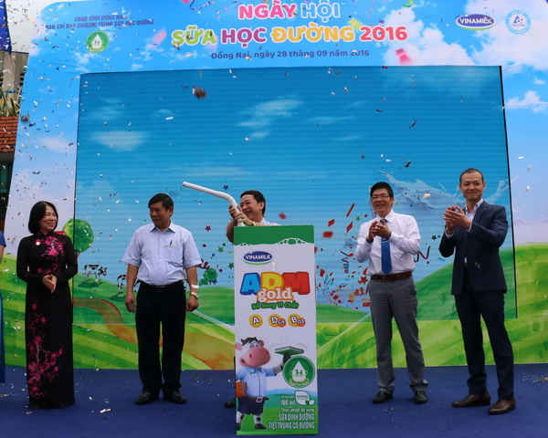 Các đại biểu cùng thực hiện nghi thức để chính thức khởi động Chương trình Sữa học đường Quốc gia tại Đồng Nai do Vinamilk và Tetra Pak tổ chức