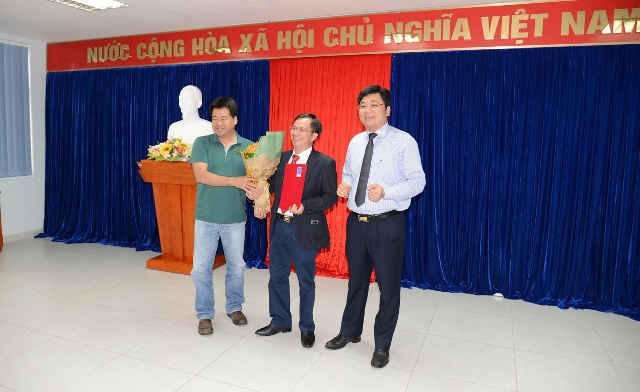 Chủ tịch HĐTV Nguyễn Hoài Giang và Tổng giám đốc Trần Ngọc Nguyên trao quyết định, tặng hoa chúc mừng tân Phó Tổng giám đốc BSR Khương Lê Thành
