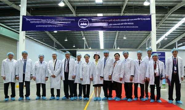 Chủ tịch Quốc hội Nguyễn Thị Kim Ngân cùng đoàn đại biểu cấp cao Quốc hội Việt Nam đến thăm nhà máy sữa Angkor