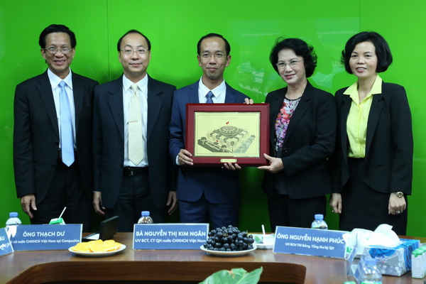 Chủ tịch Quốc hội Nguyễn Thị Kim Ngân tặng quà lưu niệm cho ông Mai Hoài Anh – Chủ tịch HĐQT Công ty sữa Angkor