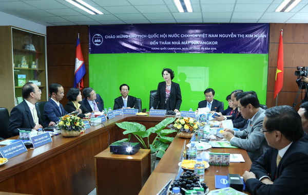 Chủ tịch Quốc hội Nguyễn Thị Kim Ngân nhận xét về tình hình hoạt động sản xuất của nhà máy sữa Angkor 