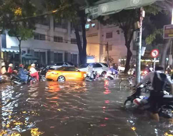 Ngập lụt ở TP Biên Hòa sau trận mưa lớn vào chiều tối 26/9