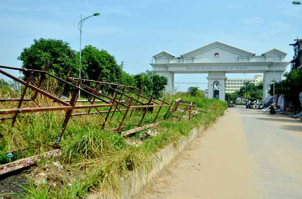 Nằm ở phía Tây Hà Nội, dự án khu đô thị Kim Chung – Di Trạch có diện tích hơn 170 ha. Từng được kỳ vọng là khu đô thị hiện đại, cao cấp ở Hà Nội thế nhưng sau nhiều năm, dự án này vẫn trong tình trạng hỏ hoang.