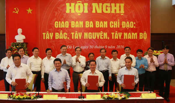 Đại diện BCĐ Tây Bắc, Tây Nguyên và Tây Nam Bộ ký kết thỏa thuận phối hợp thông tin tuyên truyền giai đoạn 2016 - 2020 với lãnh đạo Thông tấn xã Việt Nam