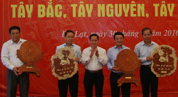 Lãnh đạo BCĐ Tây Nguyên trao quà lưu niệm cho đại diện 3 BCĐ và Bí thư Tỉnh ủy Lâm Đồng Nguyễn Xuân Tiến. 