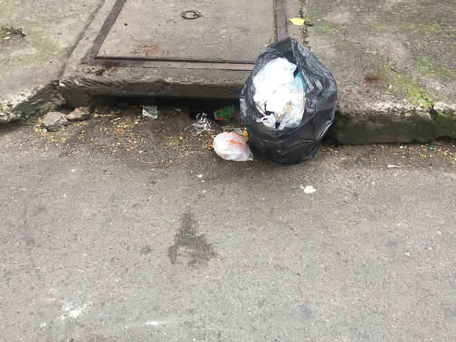 Một bọc rác được người dân vứt 
