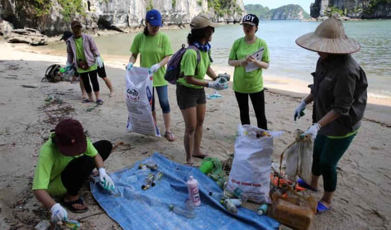 Các TNV xé vụn và phân loại rác làm sạch bờ biển tại chương trình 