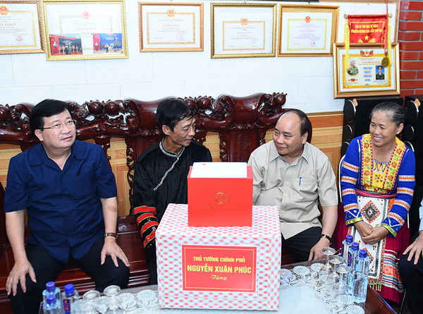Thủ tướng Nguyễn Xuân Phúc và Phó Thủ tướng Trịnh Đình Dũng thăm, tặng quà gia đình ông Dương Văn Lanh tại tổ 4, phường Noong Bua, TP. Điện Biên Phủ. 