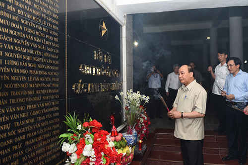 Thủ tướng Nguyễn Xuân Phúc dâng hương tưởng nhớ các anh hùng liệt sĩ tại Nghĩa trang A1, thành phố Điện Biên Phủ, tỉnh Điện Biên.
