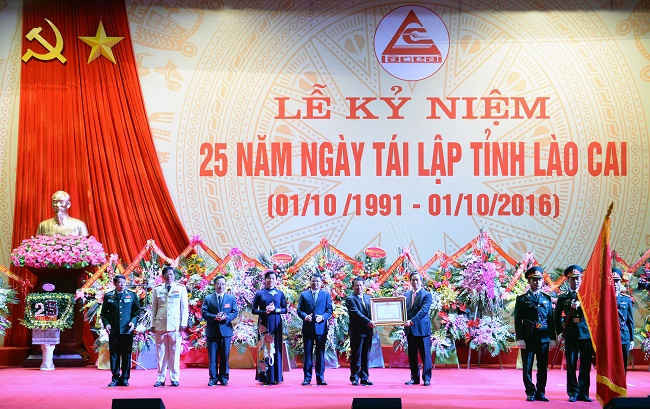 Ông Nguyễn Văn Bình trao Huân chương Lao động hạng Nhất cho lãnh đạo tỉnh Lào Cai.