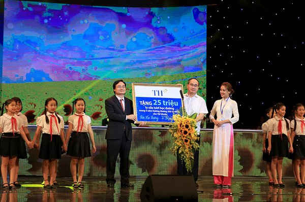 Bộ trưởng Bộ Giáo dục và Đào tạo Phùng Xuân Nhạ tiếp nhận ủng hộ cho tài khoản Sữa học đường Vì tầm vóc Việt do Chủ tịch Ủy ban Trung ương MTTQ Việt Nam Nguyễn Thiện Nhân trao.