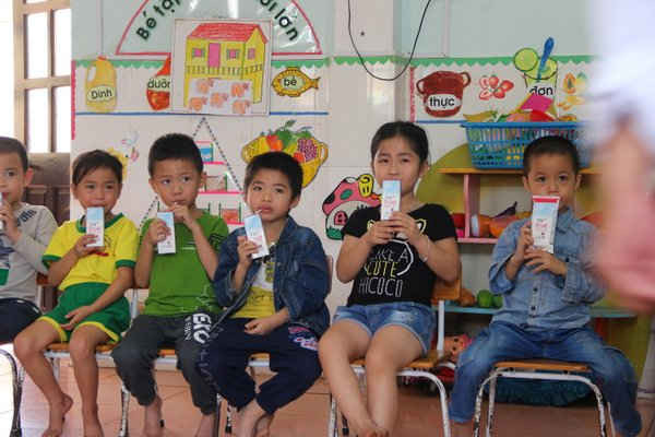 Trẻ em Nghệ An uống sữa học đường trong Chương trình sữa học đường cấp tỉnh triern khai năm học 2015-2016
