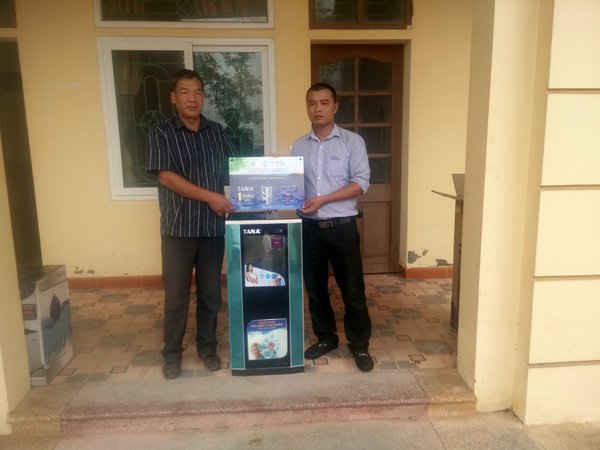 Cán bộ Tập đoàn Tân Á Đại Thành trao tặng máy lọc nước cho người dân tại phường Liêm Chính, Hà Nam