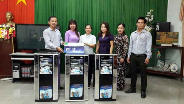 Đại diện Tân Á Đại Thành trao tặng máy lọc nước cho cán bộ khu di tích Sơn Mỹ - Quảng Ngãi 