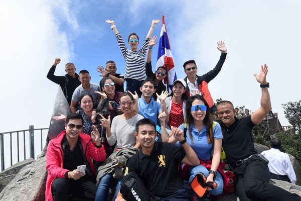 Đoàn tùy tùng tranh thủ check-in cùng công chúa Bajrakitiyabha Mahidol tại đỉnh Nóc nhà Đông Dương, ghi dấu một điểm đến hấp dẫn trong hành trình tới Việt Nam lần này.