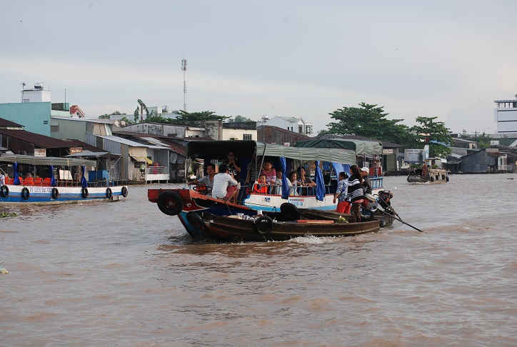 Nhiều du khách không mắc áo phao khi du thuyền trên sông, tiềm ẩn nguy cơ tai nạn giao thông