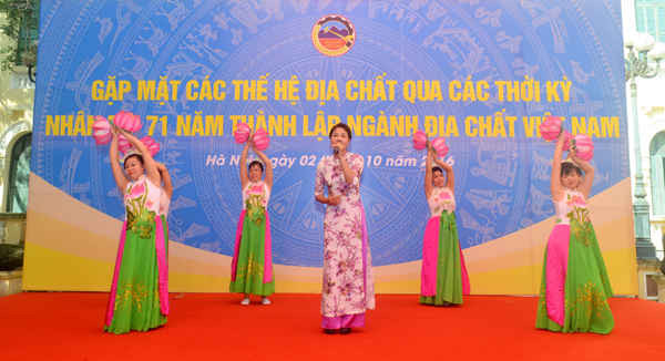 Tiết mục văn nghệ chào mừng ngày thành lập ngành Địa chất Việt Nam