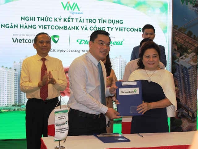 Bà Nguyễn Thị Phước - Tổng giám đốc Vietcomreal (bên phải) trong Lễ ký kết hợp đồng tín dụng với Ngân hàng Vietcombank sáng ngày 2/10/2016. 