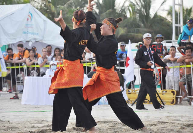 Nguyễn Thị Thu Hà và Dương Thị Ánh Nguyệt đạt Huy chương vàng biểu diễn Ganda nữ môn Pencak Silat