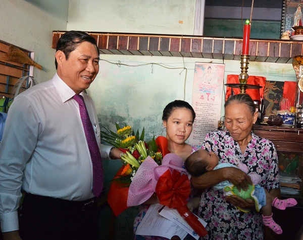 Chủ tịch UBND TP. Đà Nẵng Huỳnh Đức Thơ tận tay trao giấy khai sinh, thẻ bảo hiểm y tế và sổ hộ khẩu cho gia đình bé Bảo Ngân