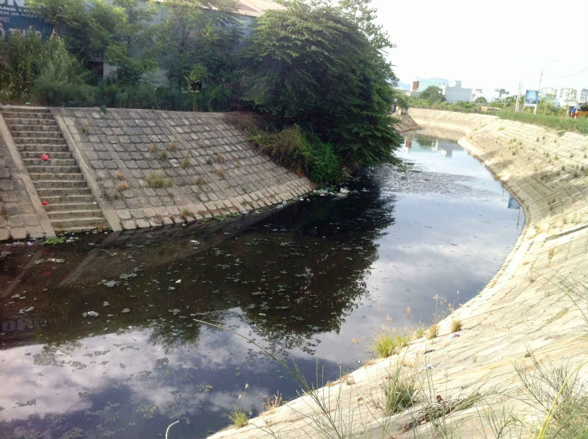 Tại khu vực kênh Đa Cô này có màu nước đen kịt, nước chảy từ trên khu vực Đà Sơn chảy về rất hôi thối