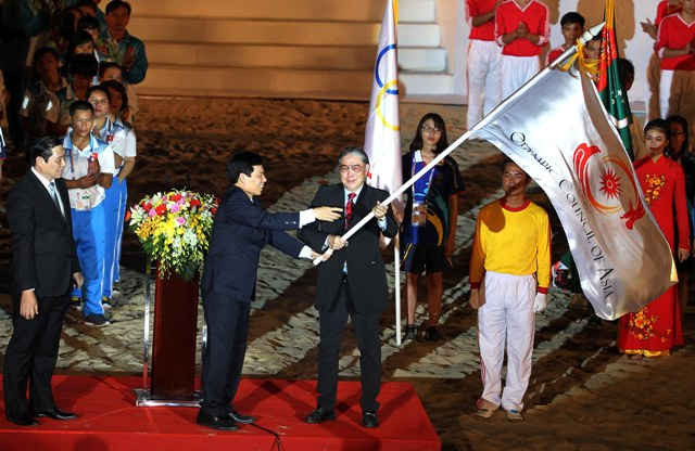 Bộ trưởng VH,TT&DL, Trưởng ban chỉ đạo Đại hội ABG5 Nguyễn Ngọc Thiện trao cờ Đại hội cho ông Timothy Fok, Phó Chủ tịch Hội đồng Olympic châu Á
