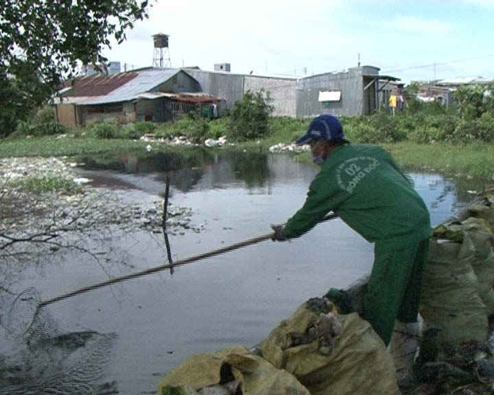 Công nhân thu gom rác tai một điểm ở thi trấn Sông Đốc