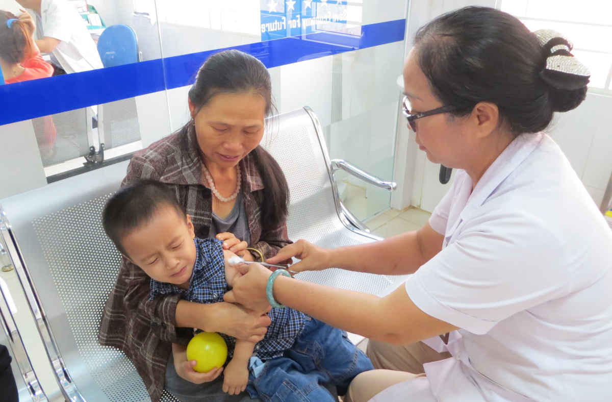 Người dân TP. Buôn Ma Thuột (Đắk Lắk) đưa con em lên Trung tâm Y tế dự phòng tỉnh Đắk Lắk tiêm vắc-xin phòng chống viêm não Nhật Bản B.