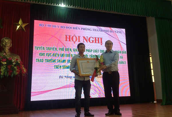Ông Nguyễn Thiện Nhân- Ủy viên Bộ Chính trị, Chủ tịch Ủy ban Trung ương MTTQ Việt Nam trao Huân chương dũng cảm cho ông Lê Văn Hoa 