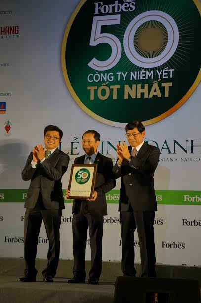 Ông Phạm Đăng Nam, Phó Tổng Giám đốc đại diện PV GAS nhận Chứng nhận của Forbes