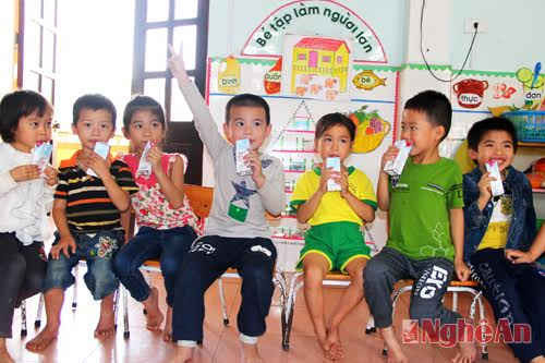 Học sinh Nghệ An với niềm vui uống sữa học đường để tăng tầm vóc, thể lực.