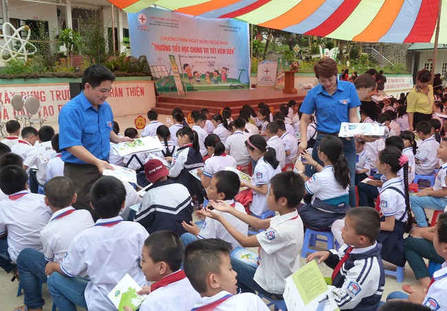 Công ty Điện lực Sơn La phát tờ rơi tuyên truyền tiết kiệm điện cho các em học sinh