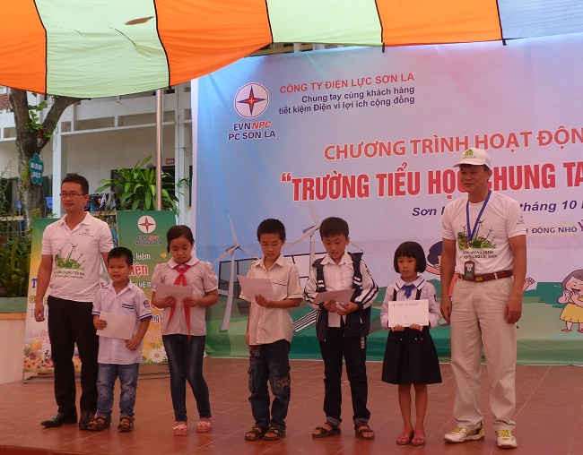 Đại diện Công ty Điện lực Sơn La trao 5 suất quà cho 5 em học sinh có hoàn cảnh khó khan.