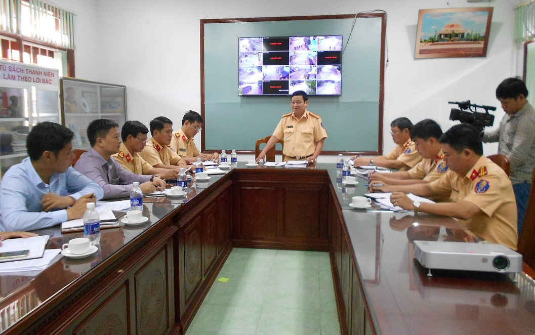 Lãnh đạo phòng CSGT Bình Định yêu cầu Công ty giáo dục, nâng cao ý thức lái xe