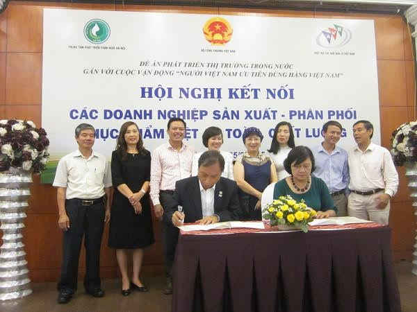 Đại diện Hiệp Hội các nhà bán lẻ Việt Nam ký kết thỏa thuận hợp tác với đại diện các doanh nghiệp tại Hà Nội