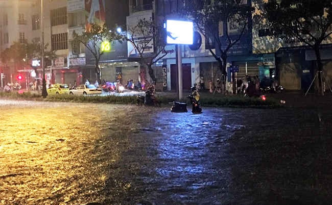 Mặc dù mới bước vào màu mưa bão, nhưng tình trạng ngập úng trên địa bàn TP. Đà Nẵng đã diễn ra phức tạp